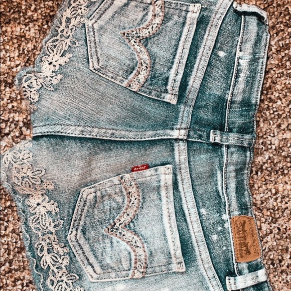 Levi’s denim Shorty short shorts. - Picture 2 of 3